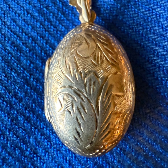 Elegant 925 Sterling Locket Pendant - Picture 1 of 5